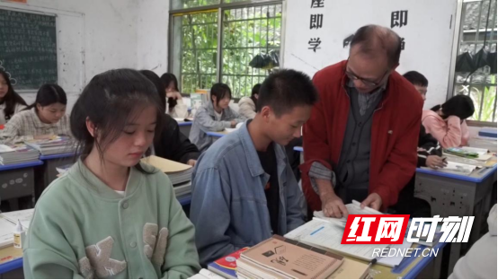 宜章莽山：支教老师爱心助学    情系瑶乡教育发展649.png