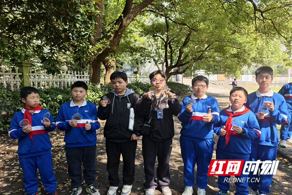 追锋三月暖童心 校社联动传温情