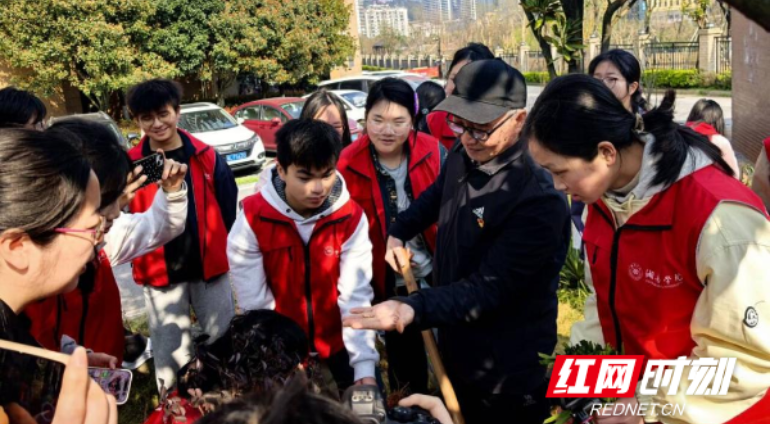 党徽映青苗 护绿践初心 ——湘南学院依托榜样开展实践育人活动