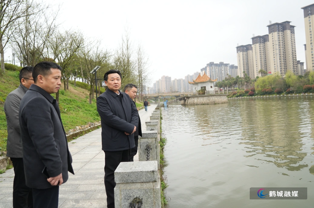 唐成督导检查防汛备汛工作并开展巡河