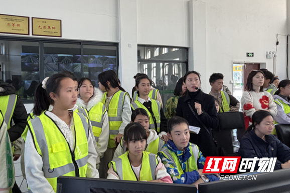 孩子们走进收费站监控大厅，近距离感受高速运营的“智慧大脑”。_副本.jpg