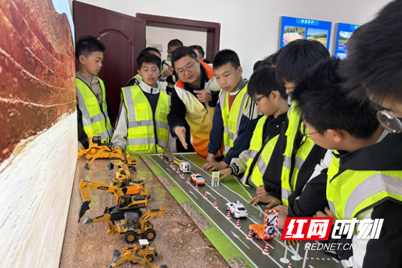 孩子们就被站内的“公路实体模型科普基地”深深吸引_副本.jpg