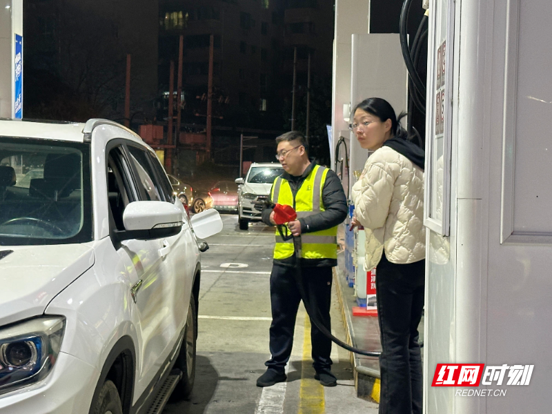 湖南郴州石油经理罗刚在郴州大道加能站现场帮扶_副本.jpg