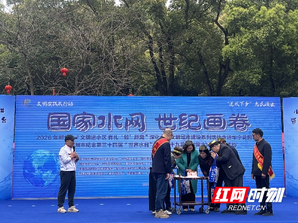 图四集体生日会、“好人典型”送祝福 (2)_副本.jpg