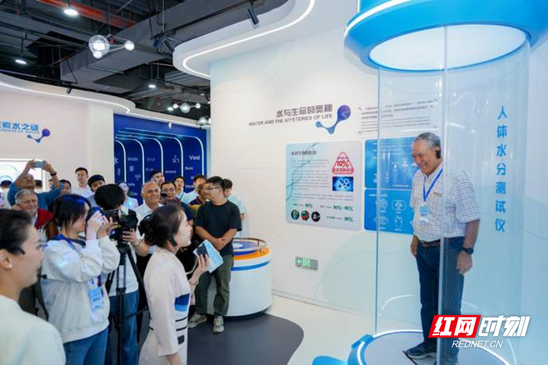 4  水论坛参会嘉宾在郴州水世界现场观摩 (1)