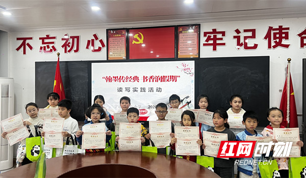 获奖学生上台领奖.jpg 获奖学生上台领奖.jpg