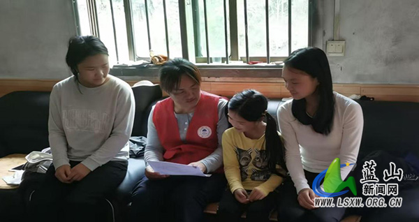 浆洞瑶族乡小洞村：村干部入户走访 扎实开展“利剑护蕾”宣传.jpg