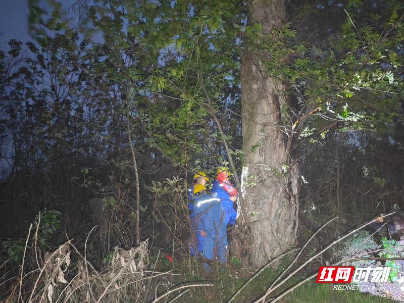 6.使用灭火器灭火_副本.jpg 6.使用灭火器灭火_副本.jpg