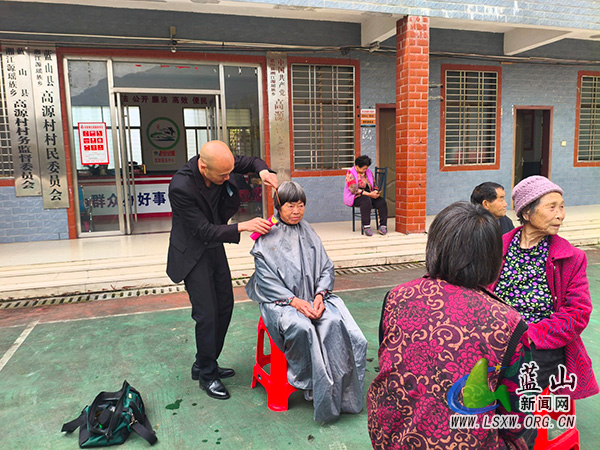 湘江源瑶族乡：爱心义剪暖人心 敬老服务显温情.jpg