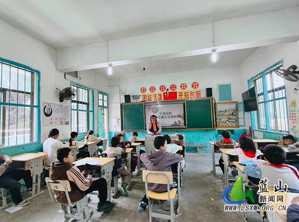 犁头瑶族乡中心小学开展“非物质文化遗产瑶歌学唱进校园”音乐课活动.jpg