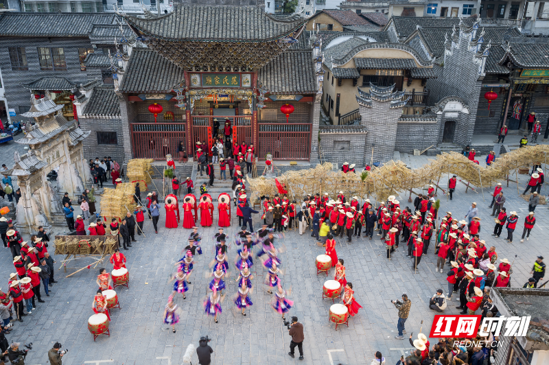 《古村闹春》范氏家庙前,古村广场上演民俗盛会,彩衣舞动、锣鼓铿锵,稻草龙阵环列,满是新春的红火与传承的温度。.jpg 《古村闹春》范氏家庙前,古村广场上演民俗盛会,彩衣舞动、锣鼓铿锵,稻草龙阵环列,满是新春的红火与传承的温度。.jpg