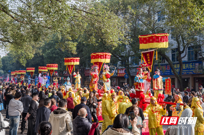 《故事闹新春》新春佳节,古城街巷年味拉满。非遗“故事会”次第前行,红黄旌旗迎风招展,摩肩接踵的人群共赴盛会,每一幕热闹,都是专属春节的温暖故事。.jpg 《故事闹新春》新春佳节,古城街巷年味拉满。非遗“故事会”次第前行,红黄旌旗迎风招展,摩肩接踵的人群共赴盛会,每一幕热闹,都是专属春节的温暖故事。.jpg