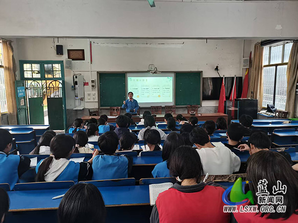 塔峰中学举办心理委员专项培训.jpg 塔峰中学举办心理委员专项培训.jpg