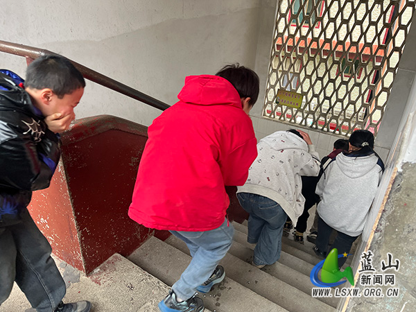 汇源瑶族乡中心小学开展“分阶式”应急演练.jpg