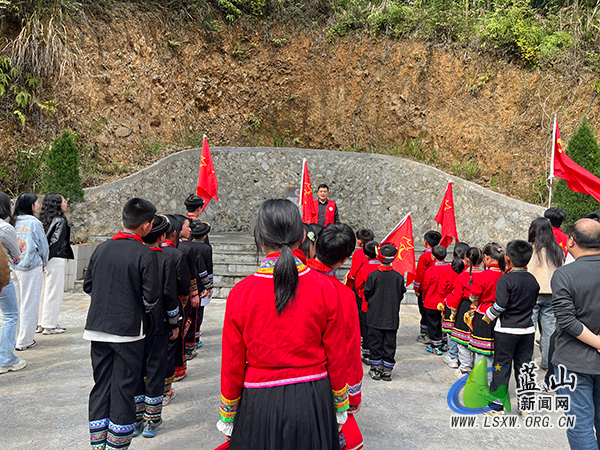 汇源瑶族乡政府联合汇源瑶族乡中心小学祭扫红军烈士墓.jpg