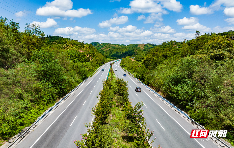7、8月24日，G65包茂高速怀化境内麻阳段美丽如画。.jpg