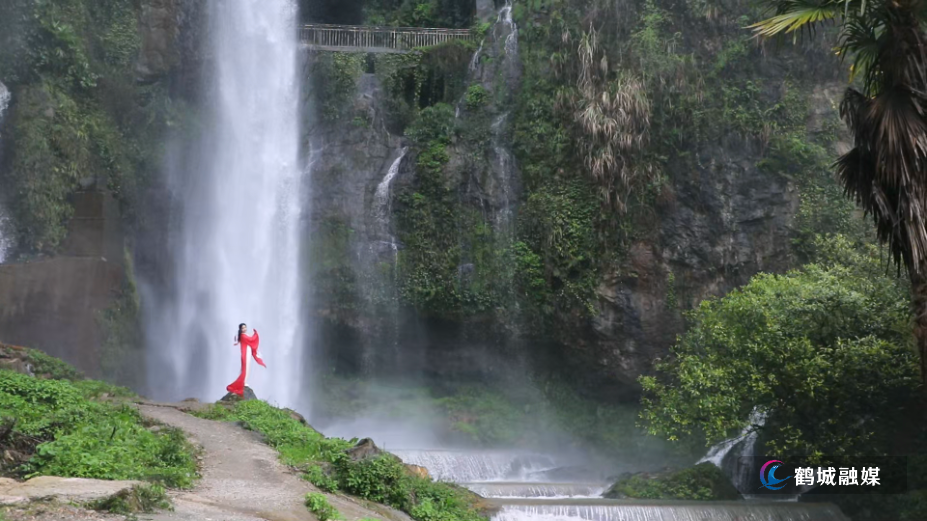 短途微度假走红 龙口瀑布成热门打卡目的地.mp4_000020.925.png