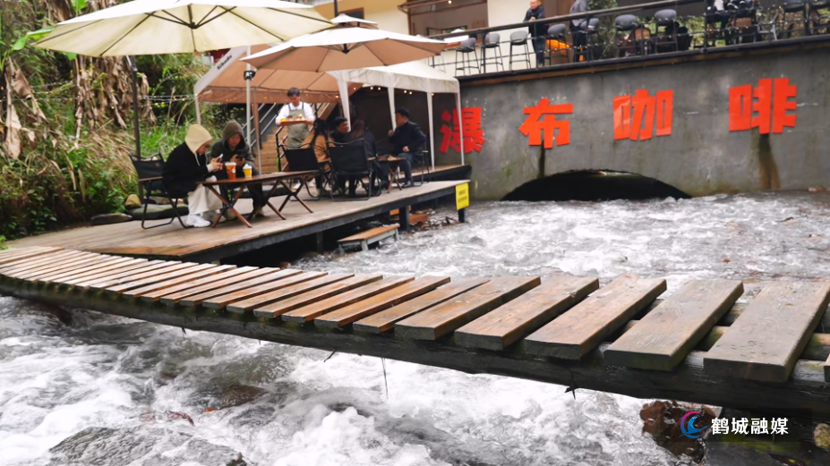 短途微度假走红 龙口瀑布成热门打卡目的地.mp4_000148.914.png