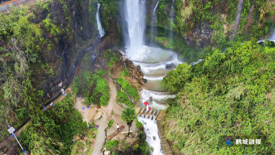 短途微度假走红 龙口瀑布成热门打卡目的地.mp4_000008.728.png