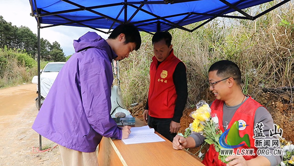 我县文明祭扫成新风 鲜花丝带寄哀思.jpg