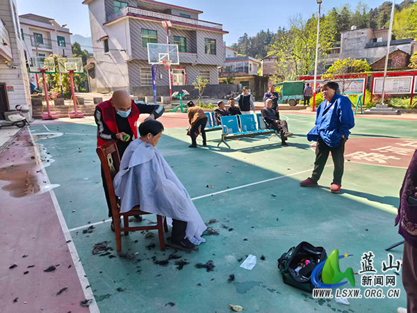 所城镇:爱心义剪进乡村 便民服务暖人心.jpg 所城镇:爱心义剪进乡村 便民服务暖人心.jpg