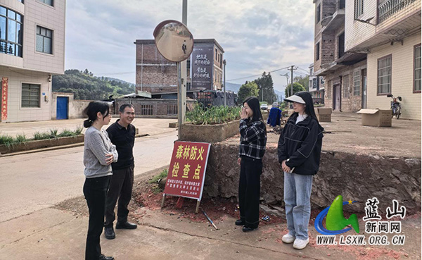 新圩镇纪委:清明期间下村督查防灭火、防汛工作.jpg 新圩镇纪委:清明期间下村督查防灭火、防汛工作.jpg