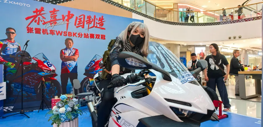 张雪机车文化巡展登陆常德武陵万达广场 国产赛车荣耀亮相引市民打卡