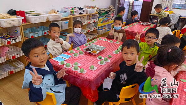 蓝山县实验幼儿园开展清明节传统美食制作主题活动.jpg