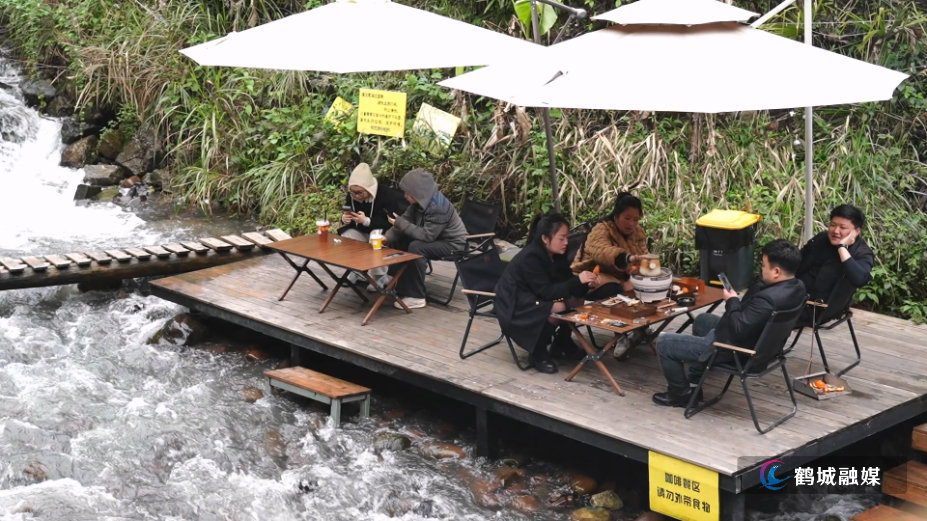 龙口瀑布迎来客流高峰 升级安全设施筑牢游玩防线.mp4_000123.636.png