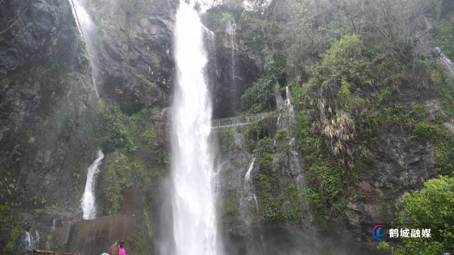 龙口瀑布迎来客流高峰 升级安全设施筑牢游玩防线.mp4_000015.059.png