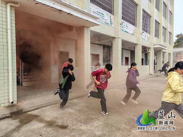 楠市中学开展消防应急演练活动.jpg