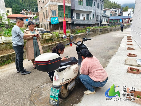 汇源瑶族乡:上门摸排暖民心 规范摩电保平安.jpg 汇源瑶族乡:上门摸排暖民心 规范摩电保平安.jpg