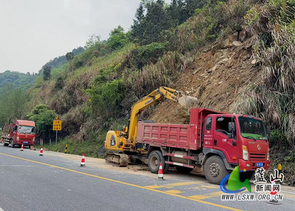 蓝山公路部门闻汛而动 全力消除边坡滑坡隐患 保障公路畅通.jpg 蓝山公路部门闻汛而动 全力消除边坡滑坡隐患 保障公路畅通.jpg
