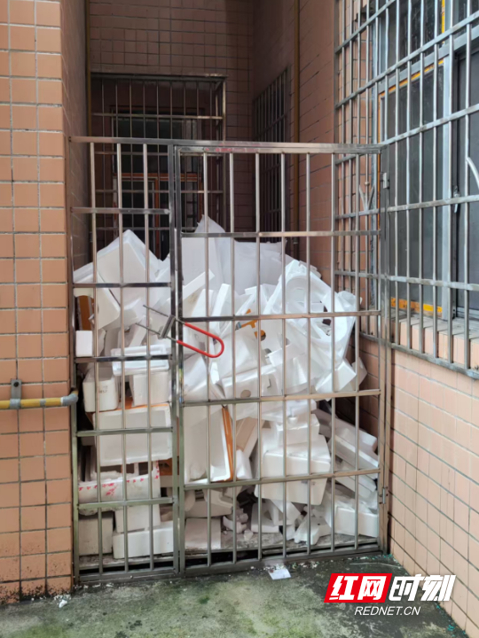 私搭乱建堆放易燃物 存在消防安全隐患.png