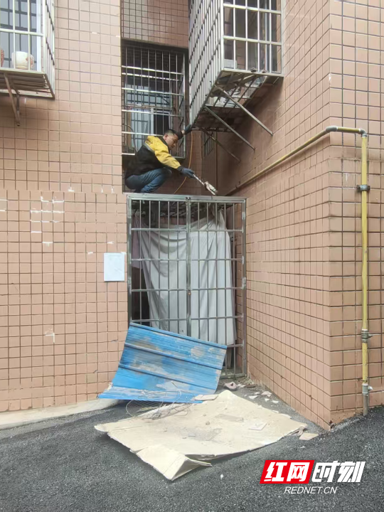 施工人员拆除违章搭建 消除安全隐患.png