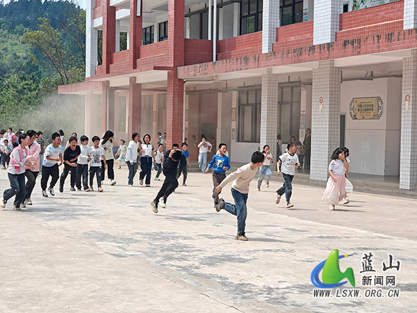 土市学校开展 “以练筑防，防患未‘燃’”消防应急疏散演练.jpg