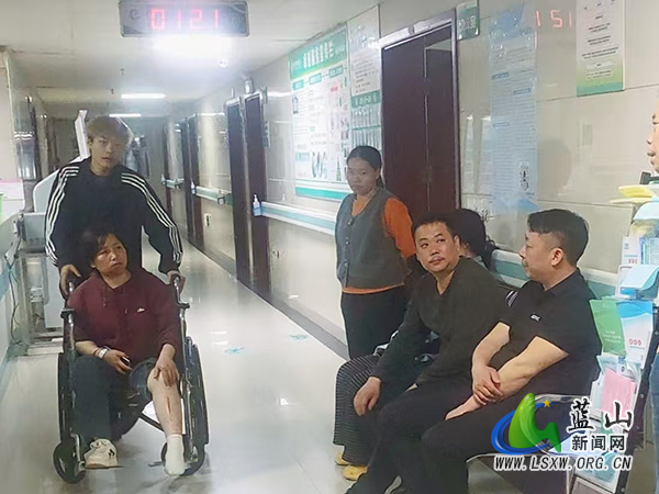 蓝山：深夜驰援暖民心 驻村工作队紧急救助受伤村民.jpg