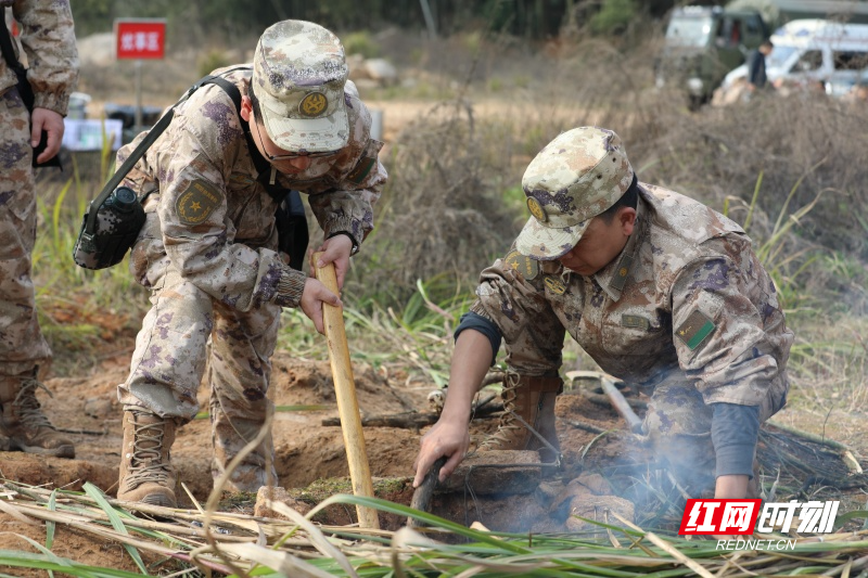 1.野战生存项目中 教员正在指导挖“无烟灶”_副本.jpg