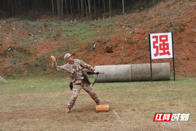 2.官兵正在进行手榴弹综合使用训练_副本.jpg