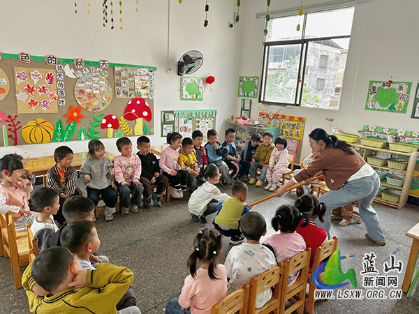 新圩中心幼儿园：以演筑防，以歌润心 筑牢幼儿安全防护网.jpg