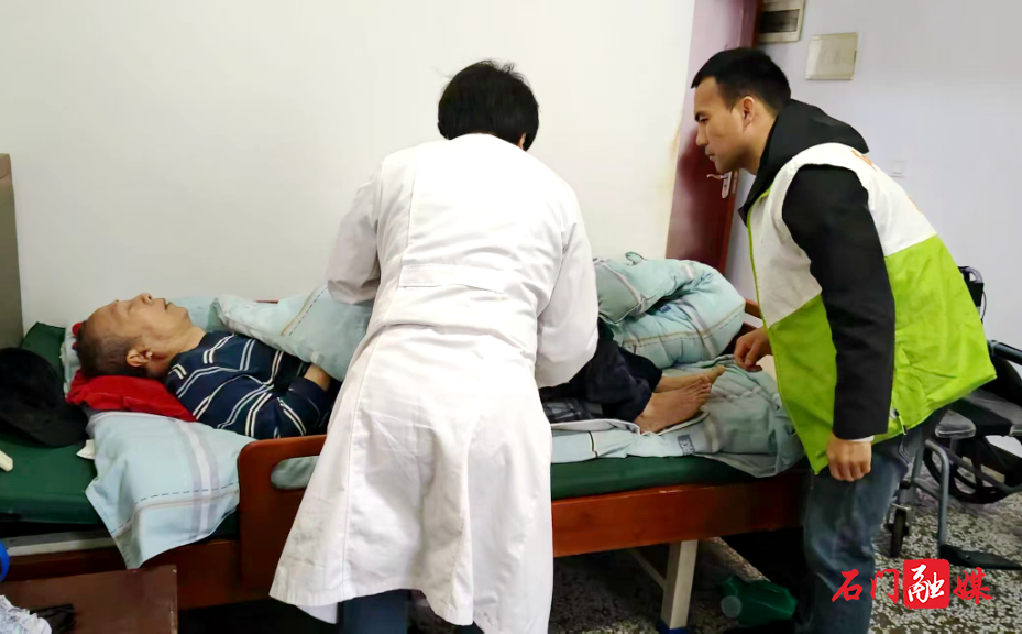 皂市镇：健康义诊进院舍 情暖桑榆护安康1.jpg