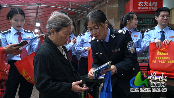 我县街头设点普法规 上门宣讲“护国安”.jpg