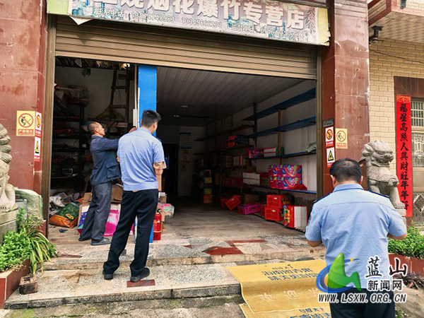 祠堂圩镇开展烟花爆竹安全专项检查行动.jpg 祠堂圩镇开展烟花爆竹安全专项检查行动.jpg