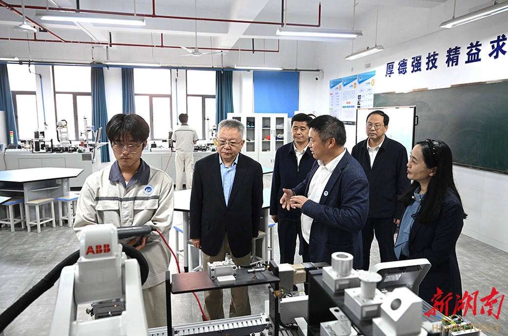 沈晓明调研全省高等院校“两优”改革工作并主持召开座谈会