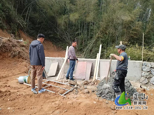 毛俊镇：一线监督“盯紧”民生工程 为项目建设“保驾护航”.jpg