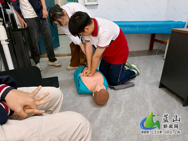 筑牢安全防线 守护青春成长——蓝山二中开展防溺水安全应急演练.jpg