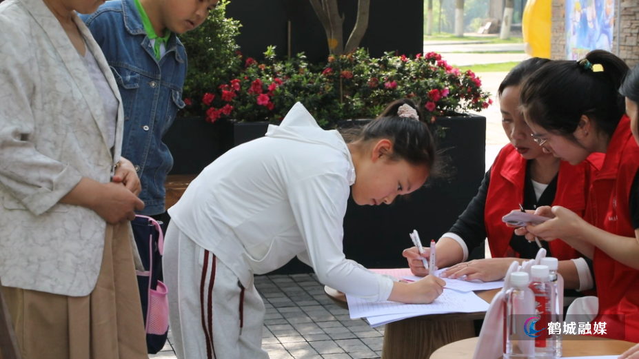 鹤城区全民阅读活动周启动 同步举办《开心锤锤》创作分享读书会.mp4_000215.419.png