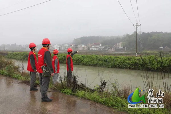 国网蓝山县供电公司：加强雨后特巡 筑牢供电安全防线.jpg