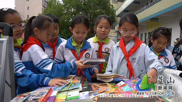 县四完小：书香伴美食 悦读润童心.jpg