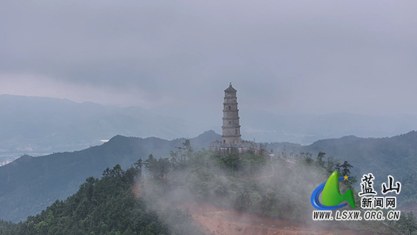 美丽蓝山：云雾锁古塔 仙境润山城.jpg
